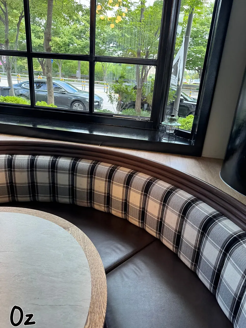 Seating with a classic atmosphere at Bueokgan Sangmu Branch