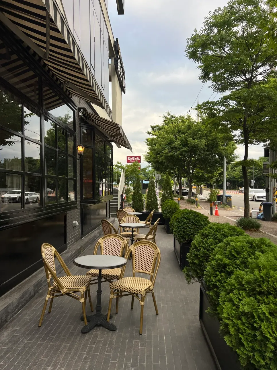 European-style exterior of Bueokgan Sangmu Branch