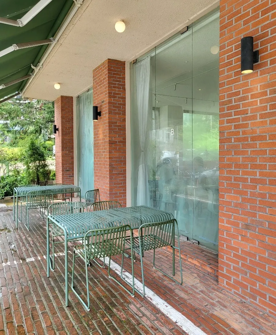 Exterior of the Bueokgan Suwan Branch building