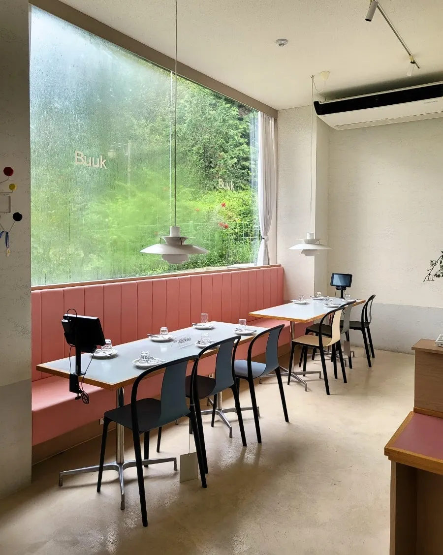 Interior with 2- and 4-person tables