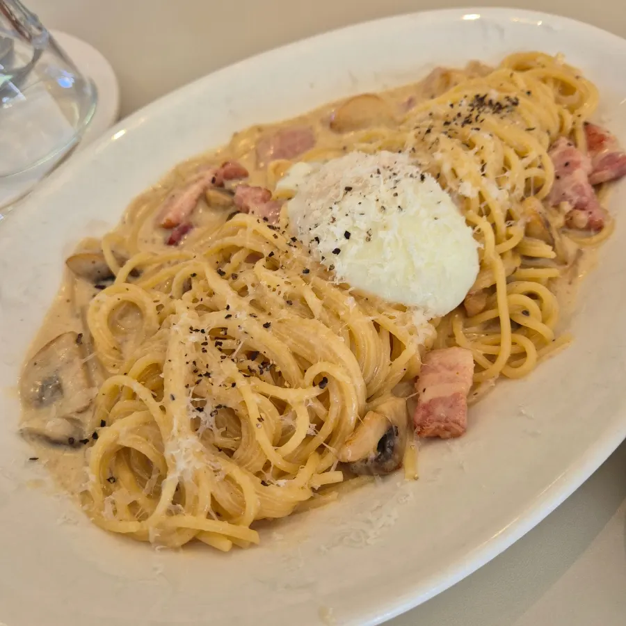Carbonara noodles coated in cream sauce