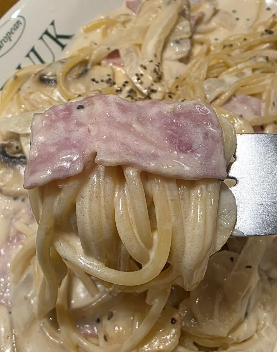 포크에 말아 올린 까르보나라 면