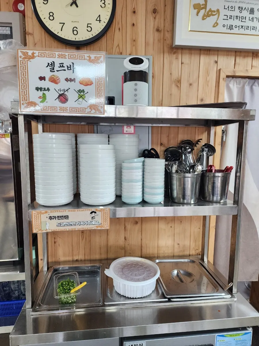 나무 벽면으로 마감된 넓은 홀 테이블