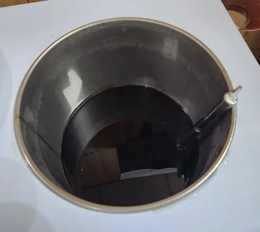 맵기 조절용 청양고추가 담긴 셀프바 반찬통