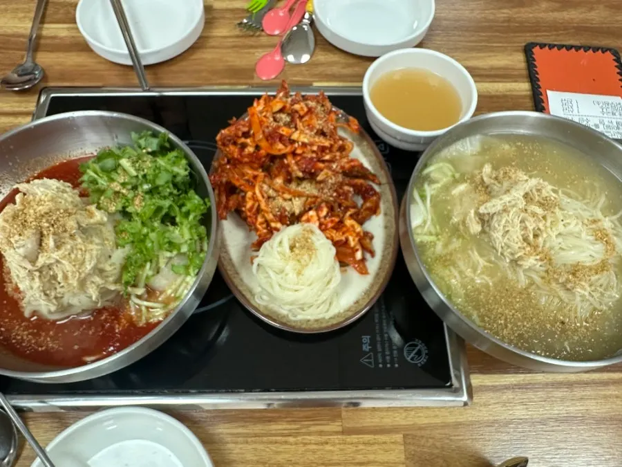 살얼음초계국수와 비빔국수, 토종닭무침이 차려진 상