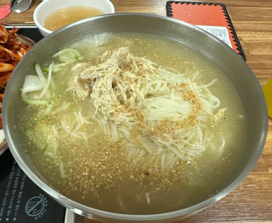 닭고기와 채소가 올라간 살얼음비빔국수
