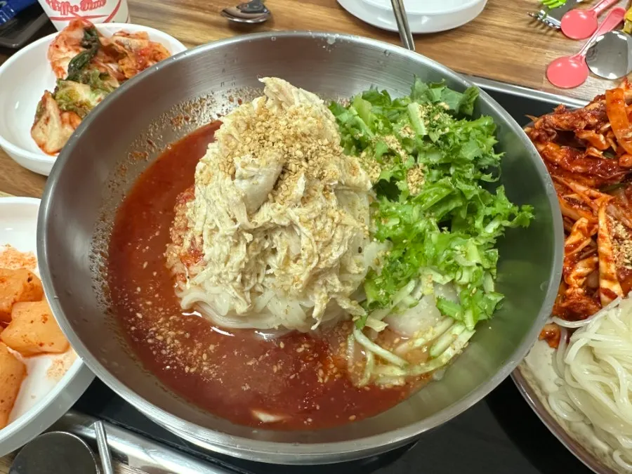 양념이 잘 배인 비빔국수 한 그릇