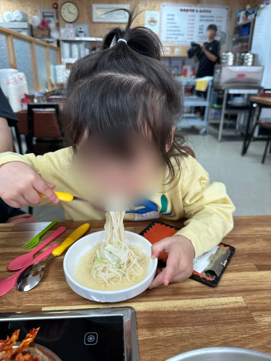 청양고추를 넣어 먹는 비빔국수 한 젓가락