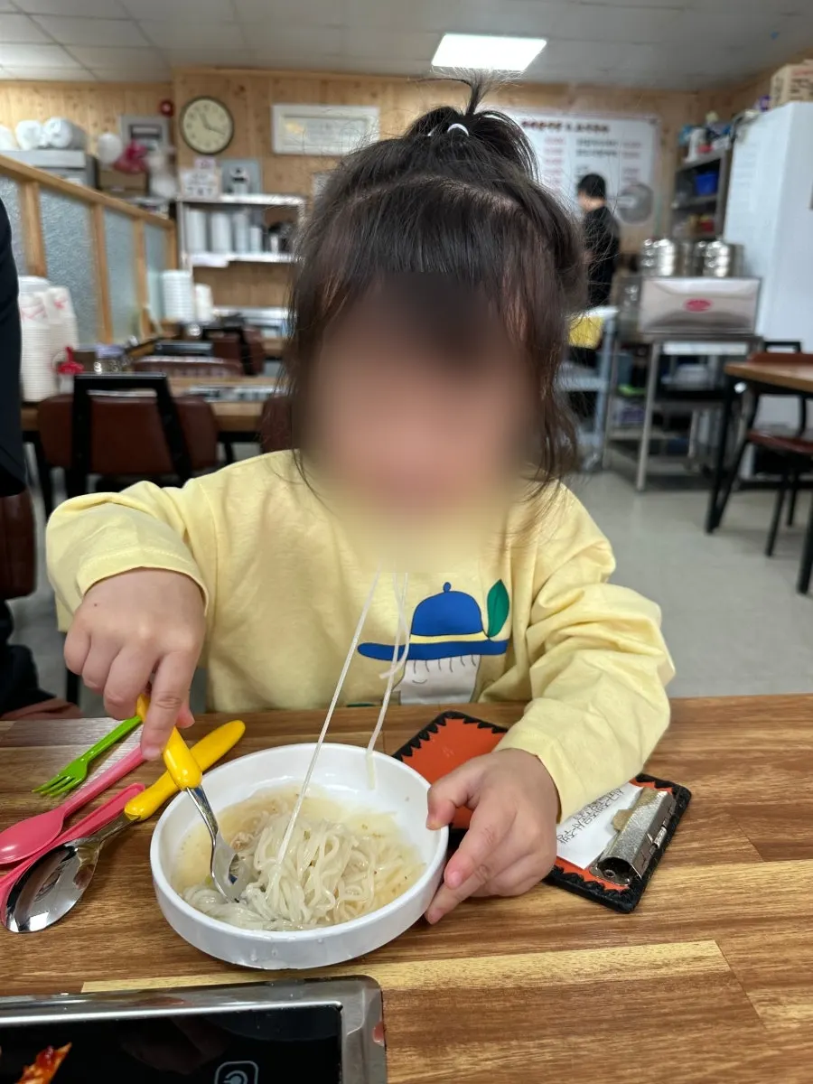 아삭한 채소가 섞인 비빔국수 근접 사진