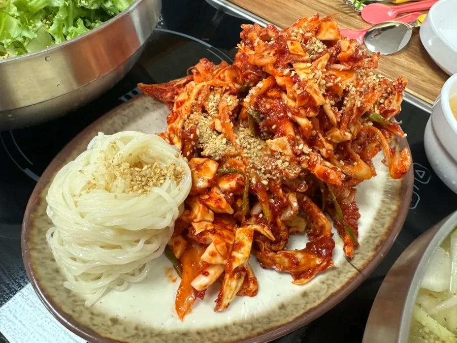 아이가 스스로 초계국수를 먹는 모습