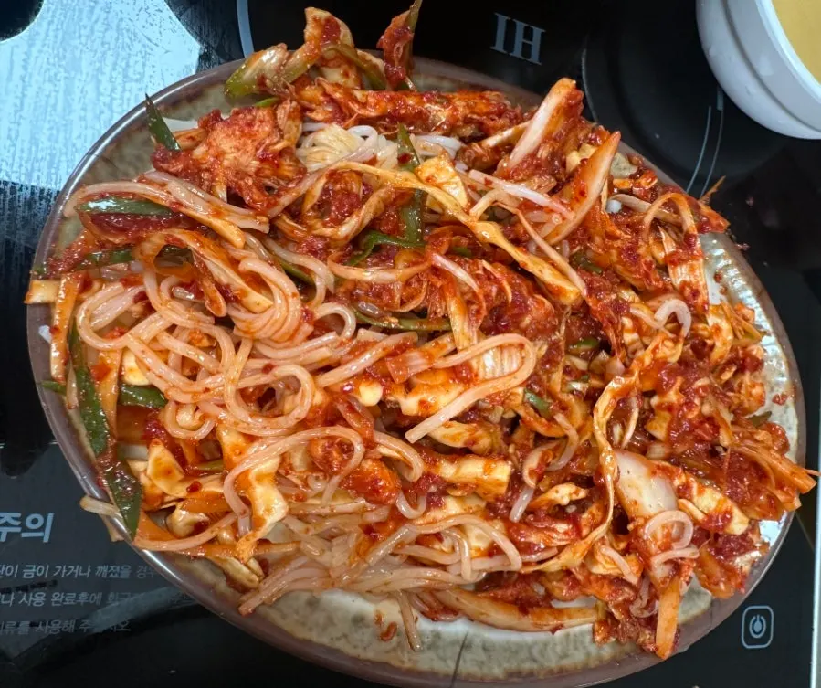 아이 앞에 놓인 초계국수 그릇