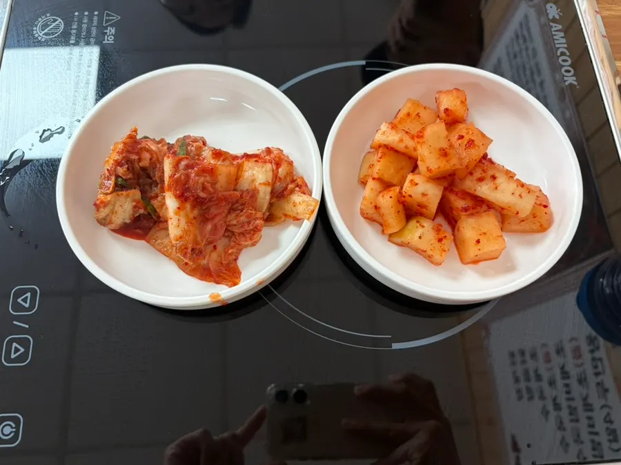 닭개장과 초계국수가 적힌 메뉴판 일부
