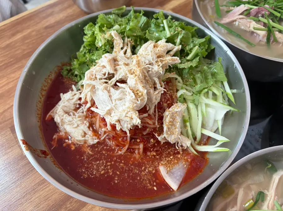 막걸리 한 잔과 매실차가 놓인 테이블