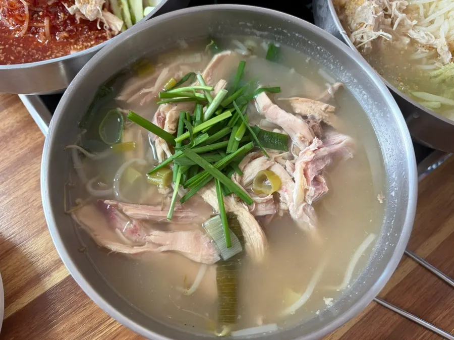 닭고기와 오이, 무절임이 올라간 초계비빔국수