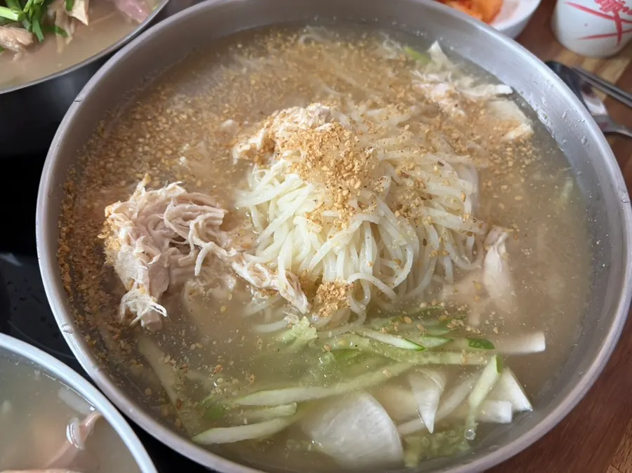 공깃밥을 말아 비운 닭곰탕 뚝배기