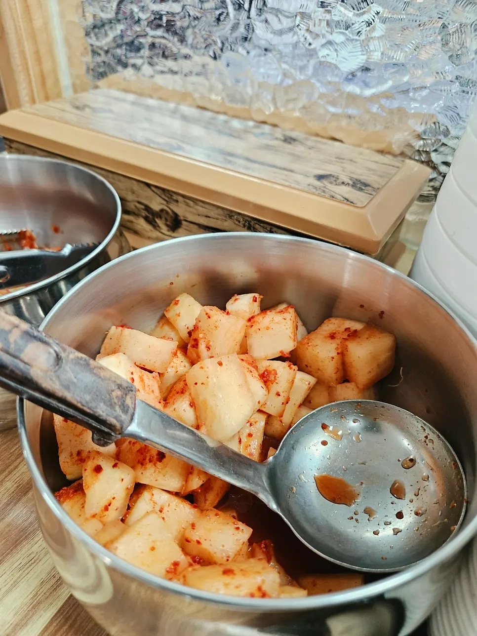 Kimchi and kkakdugi side dishes on the table