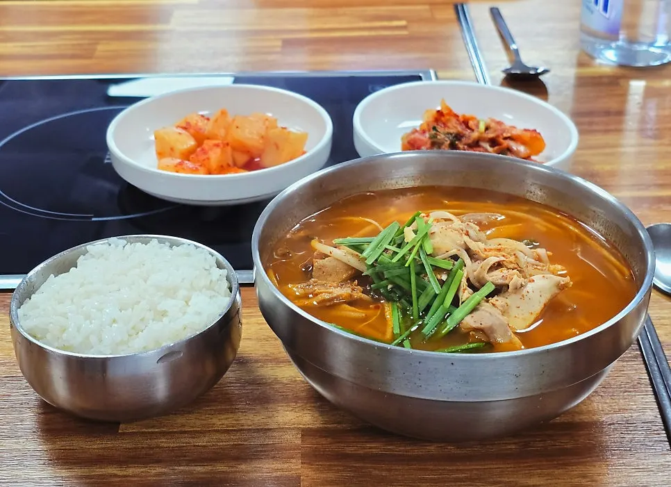Table set with dakgaejang and chogyeguksu ordered at the Buyeo branch