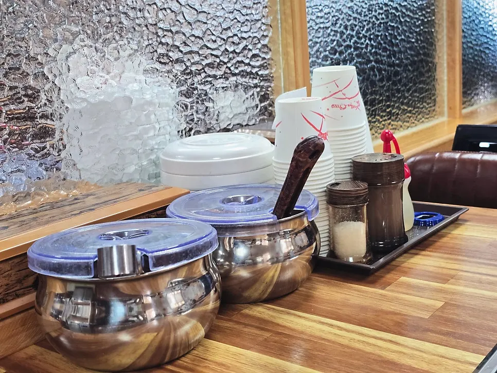 Table set with both dakgaejang and chogyeguksu