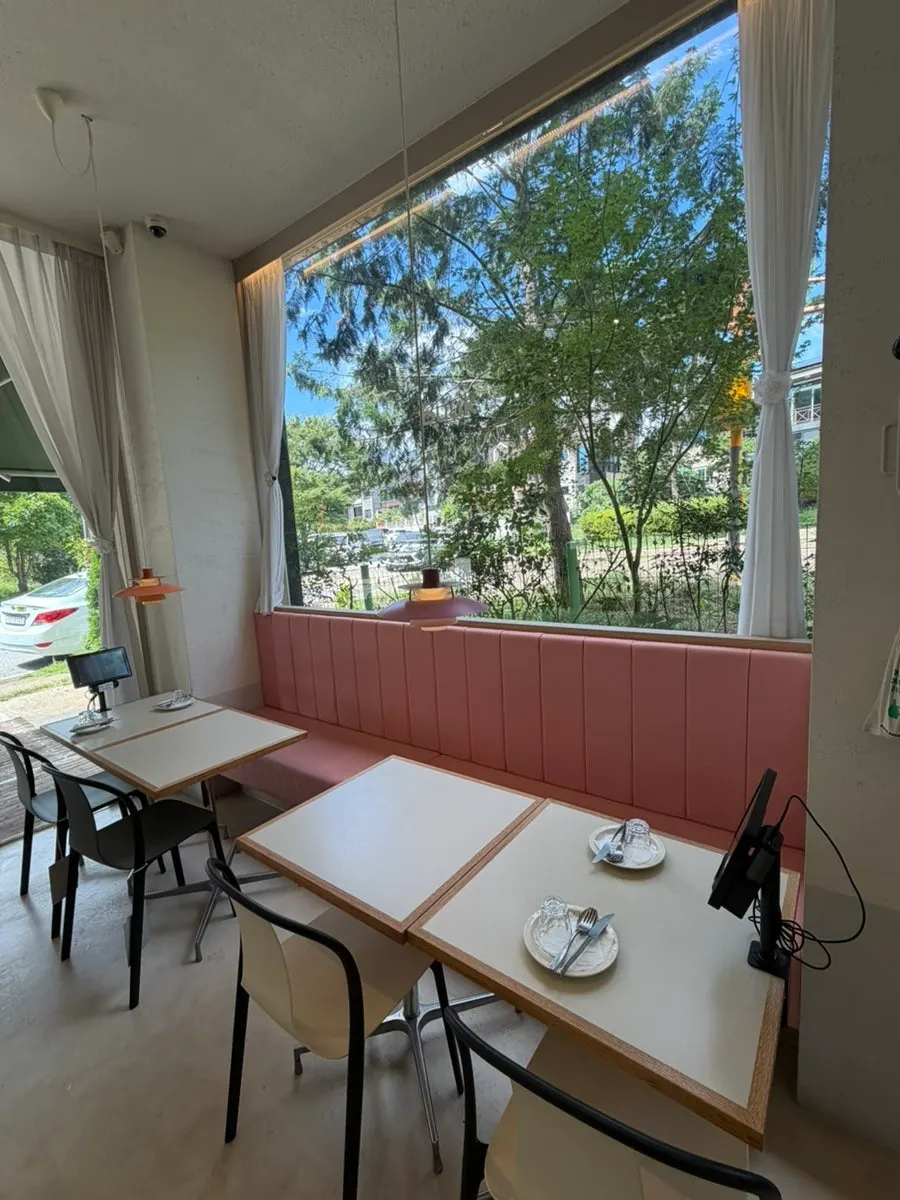 Pink and green interior combination of the restaurant