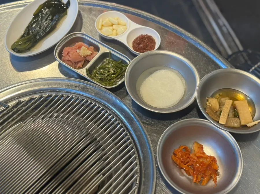 명이나물과 쌈무 등 밑반찬 접시