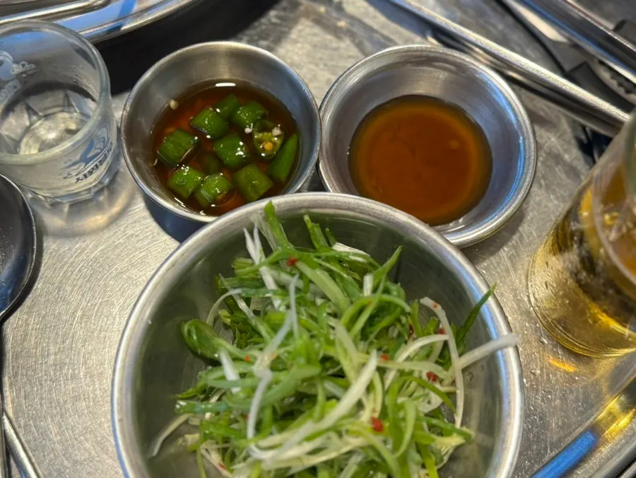 갈비소스와 곁들임 반찬 세팅