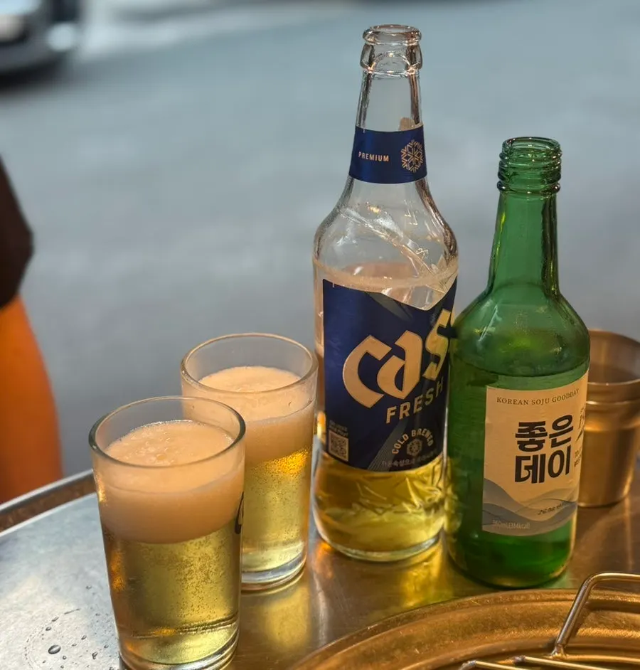 야장 테이블에 놓인 소주와 맥주