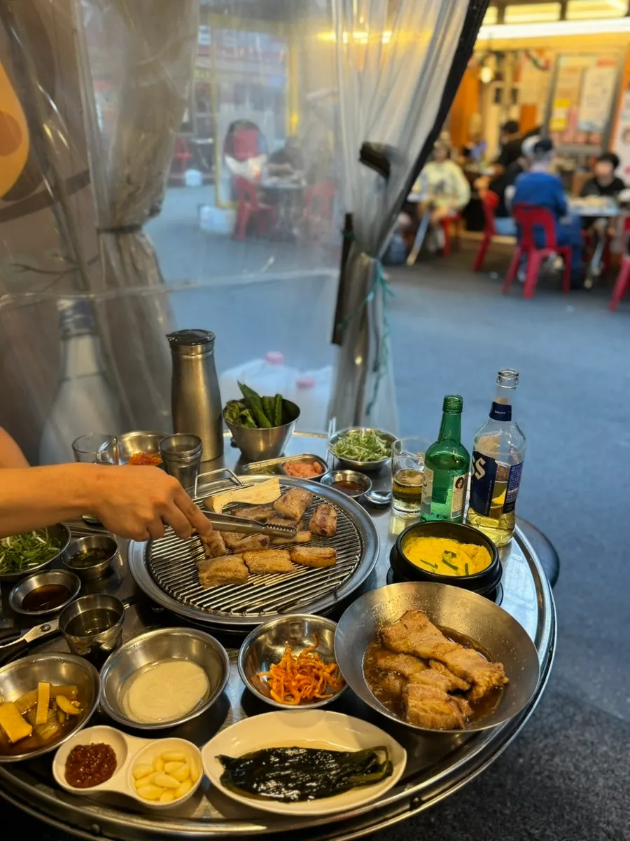 불판에 올린 양념 돼지갈비