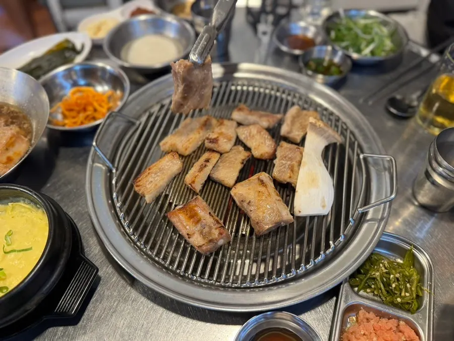 야외 불판에서 익어가는 돼지갈비