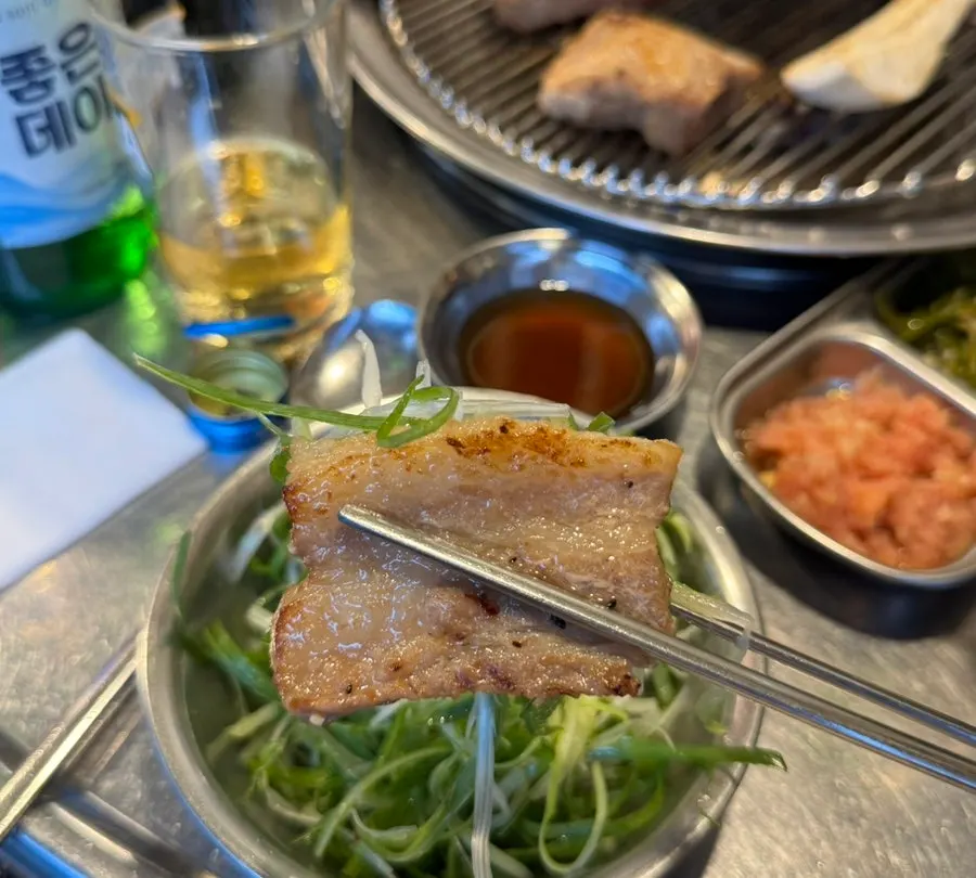 노릇하게 익은 돼지갈비 클로즈업