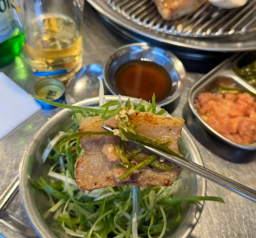 갈비소스에 찍은 돼지갈비 한 점