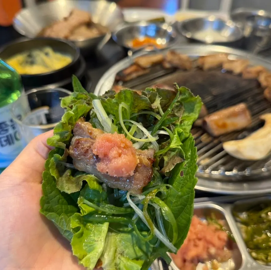 쌈 채소에 올린 돼지갈비