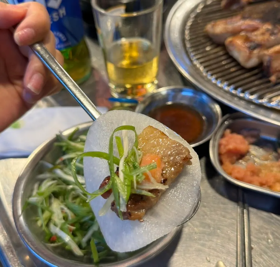 쌈무에 명이나물을 올린 모습