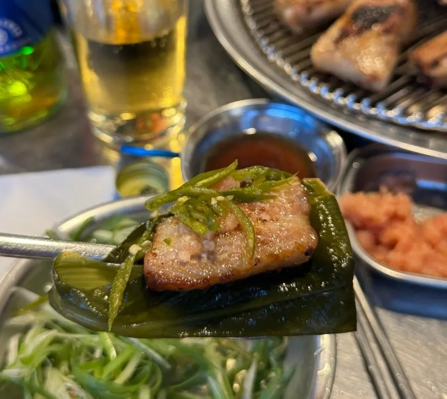 명란과 명이나물을 올린 갈비 한 쌈