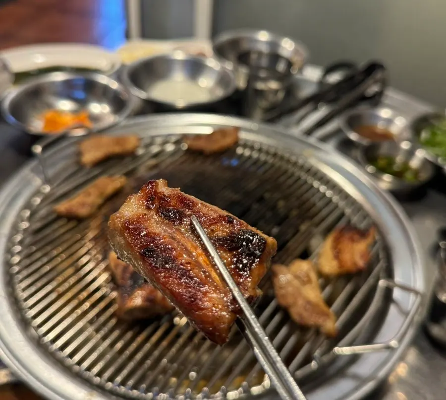 손으로 잡고 뜯는 돼지갈비 갈비대