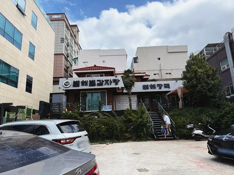 Exterior of Byeolhaebyeol Gamjatang Centum on the main road in Jaesong-dong