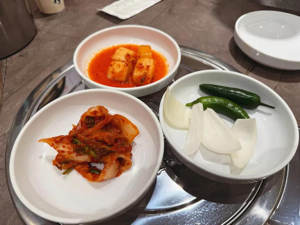 Kimchi and kkakdugi brought over from the self-serve bar