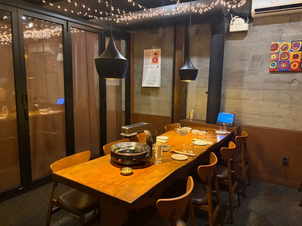 Private room seating booked for 6 at Byeoljin Hwarogui