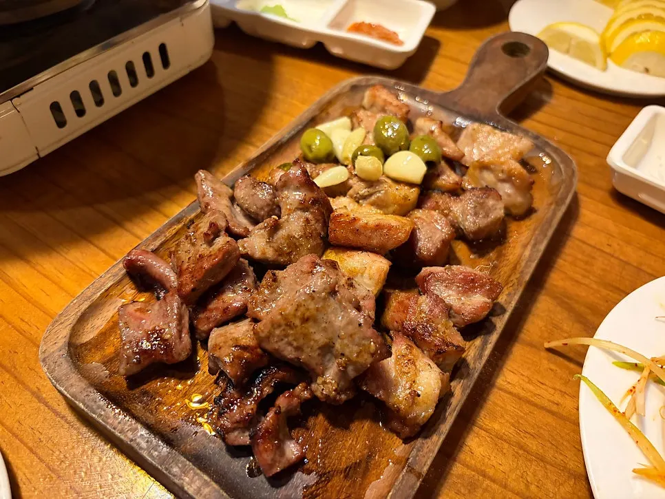 A piece of meat served with grilled olives