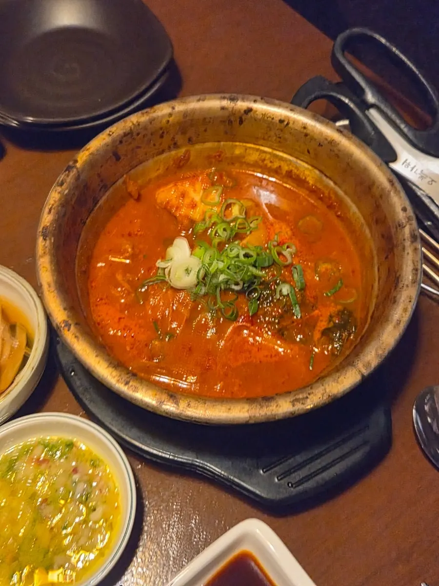 훈연 삼겹살이 들어간 김치찌개