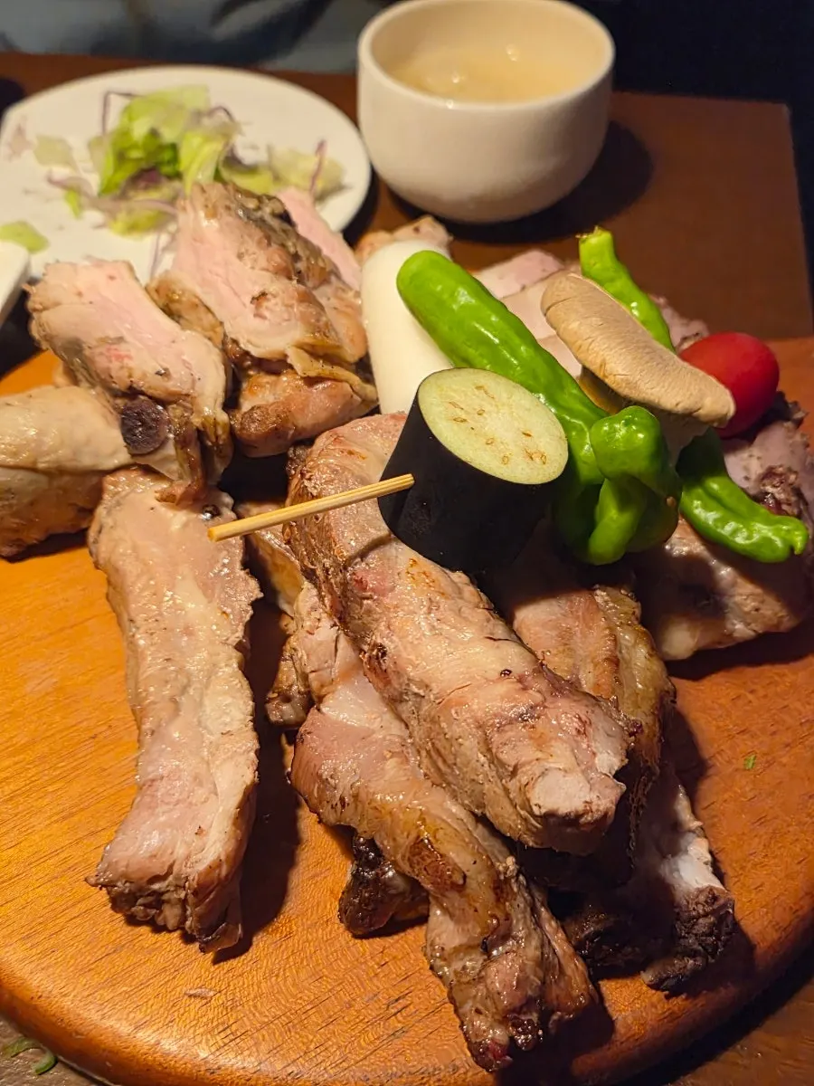 등갈비 닭다리살 삼겹살이 담긴 바베큐 세트