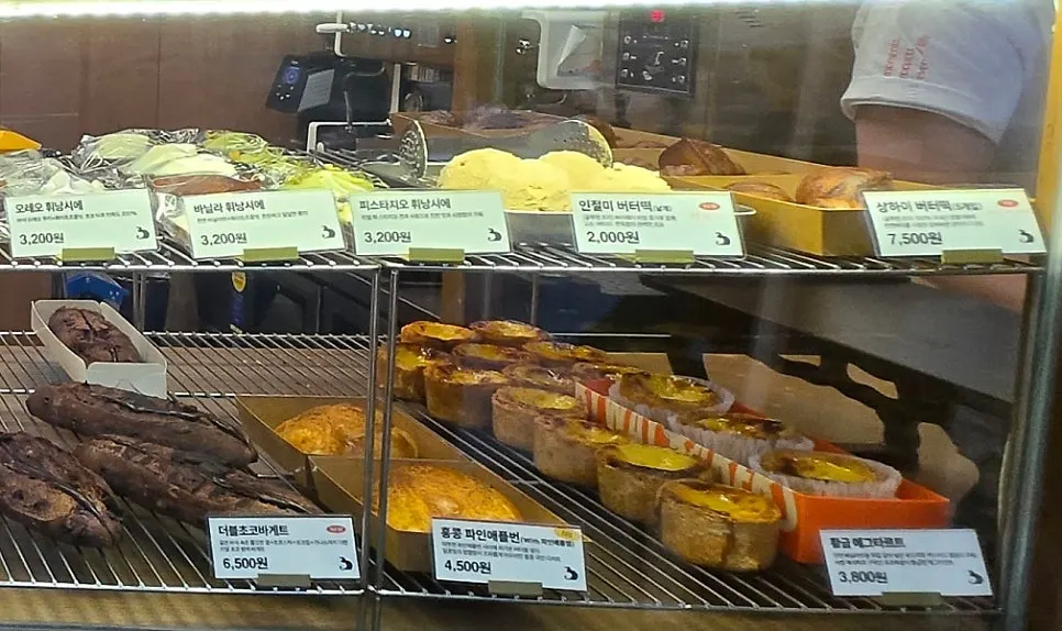 Display with Wakkppu salt bread and cakes