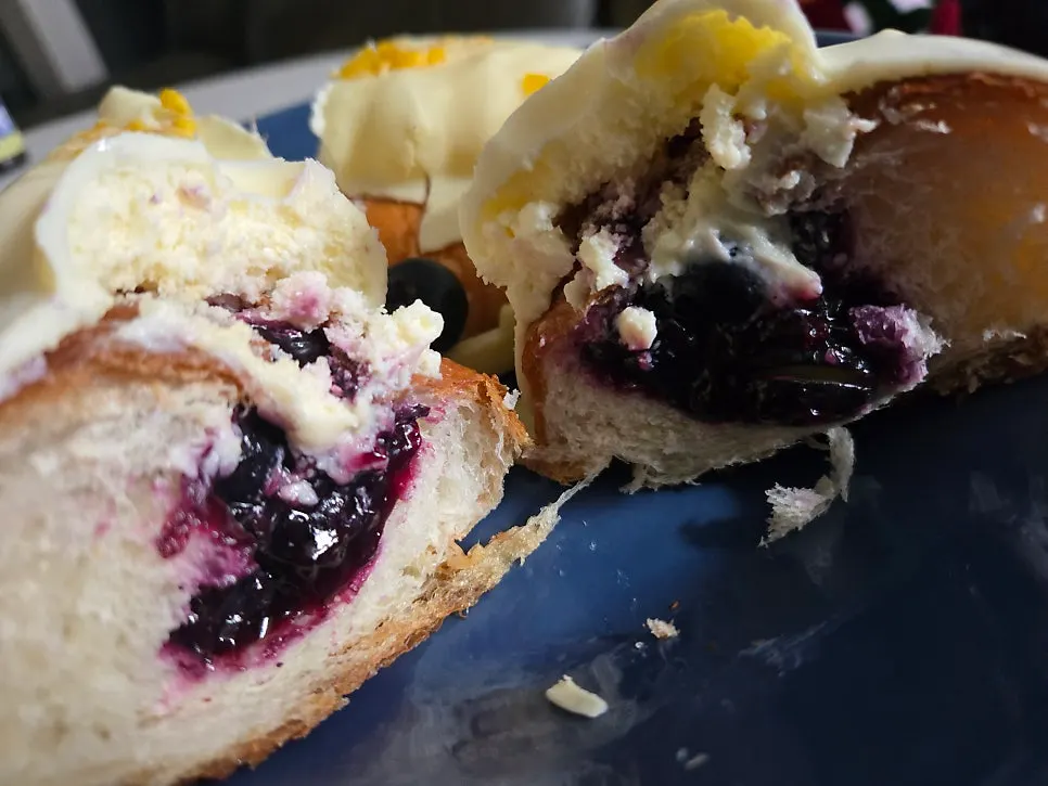 Chodang sweet corn and fresh blueberry yogurt Wakkppu salt breads