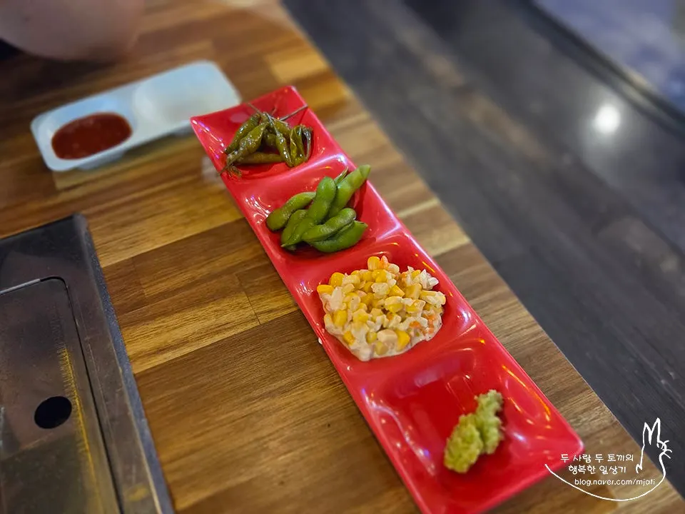 기본찬과 국물치즈떡볶이 상차림