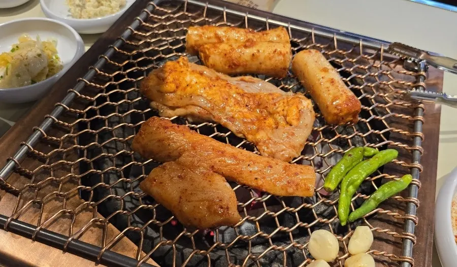 Seasoned daechang cooking over charcoal