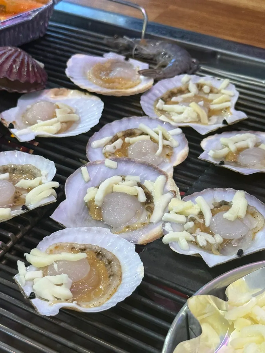 Three-tier clam tower with flat sail clams and scallops