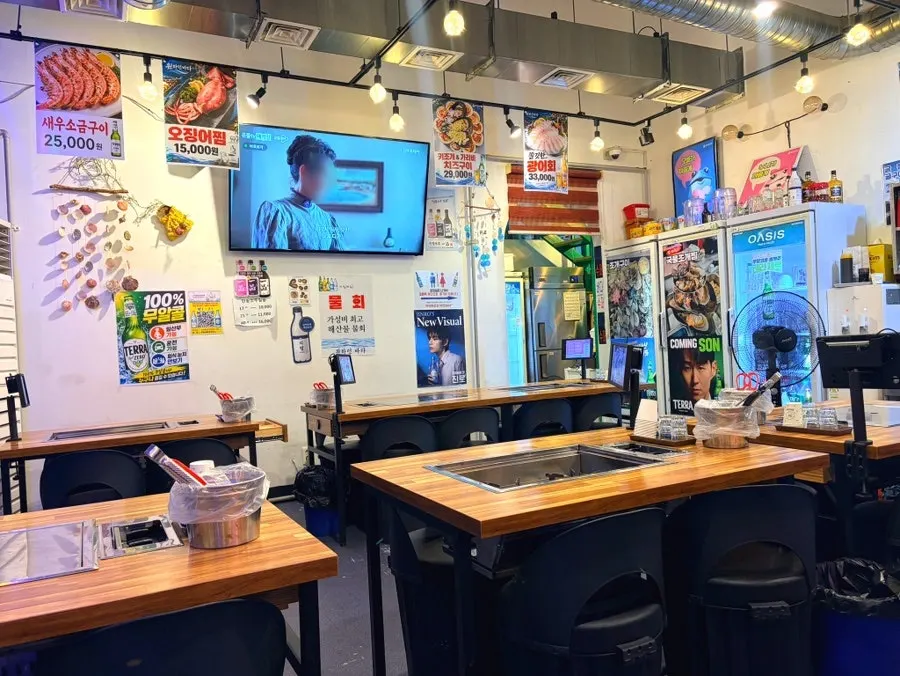 Outdoor tables at the Byeollnae-dong clam hot pot restaurant