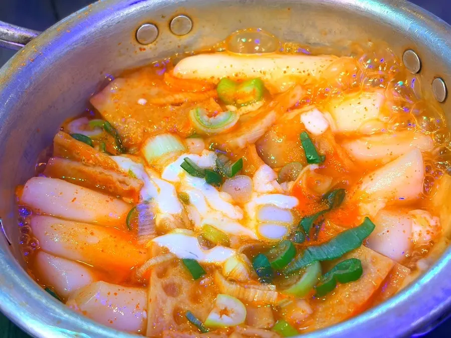 Basic side dishes of corn salad and cheese tteokbokki
