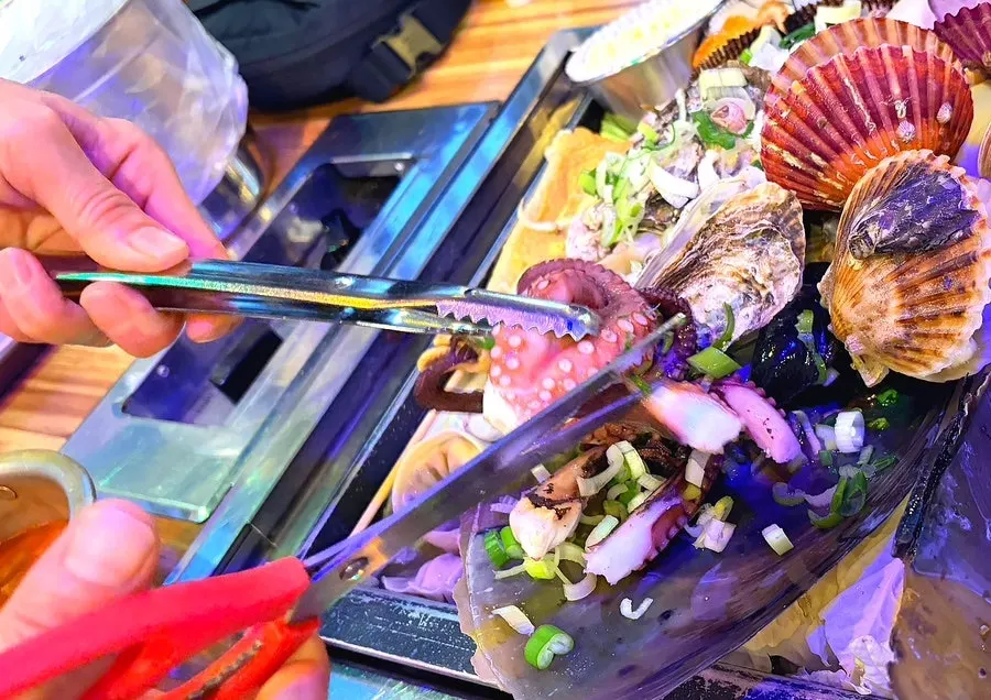 The small-size clam hot pot spread, surprisingly generous