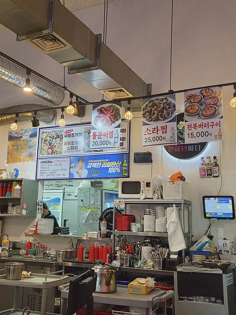 매장 앞 수조와 야외 테라스 자리