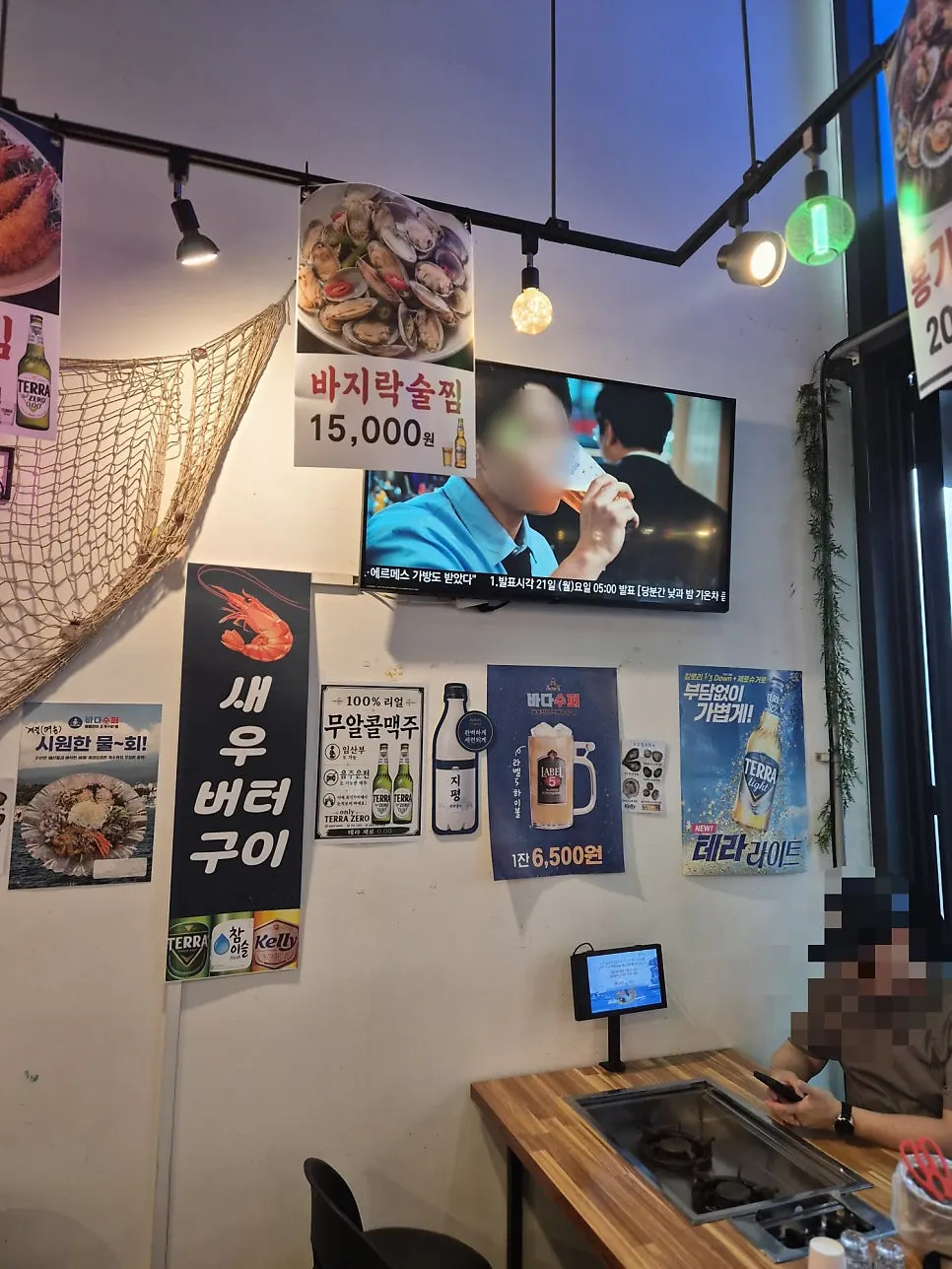 깔끔하게 정돈된 매장 내부